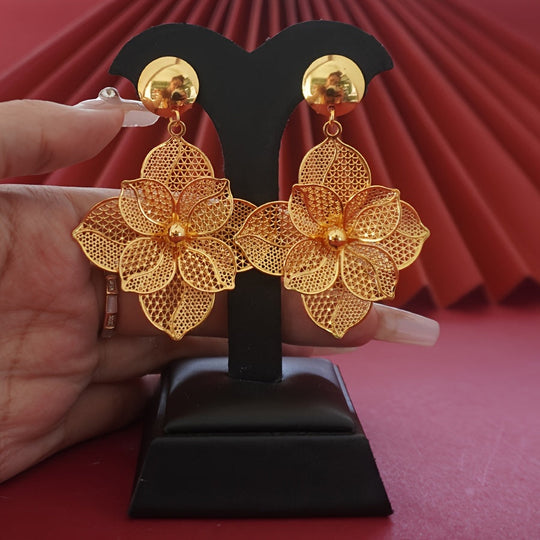 Stylish Flower Pendant Necklace & Earrings Set